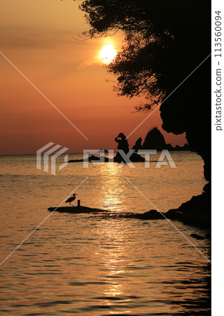 Sunset over beautiful coastal islands Sunset over beautiful coastal islands 113560094