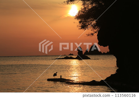 太陽落在美麗的沿海島嶼上 太陽落在美麗的沿海島嶼上 113560116