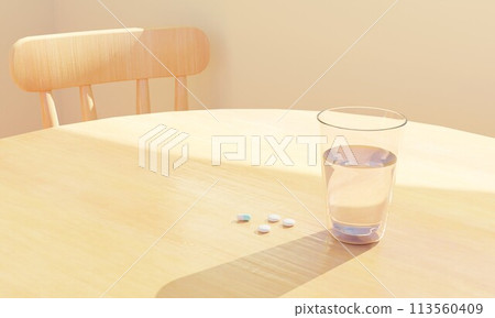 木桌上的一杯水和藥物 113560409