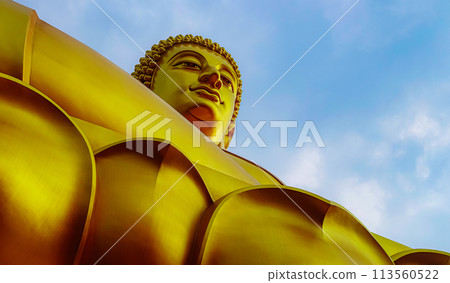 泰國白南寺巨大的金色佛像和藍天 113560522