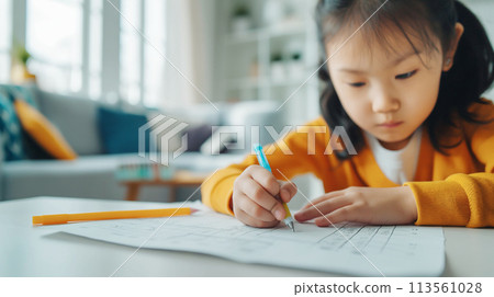 在家認真學習的女孩 113561028