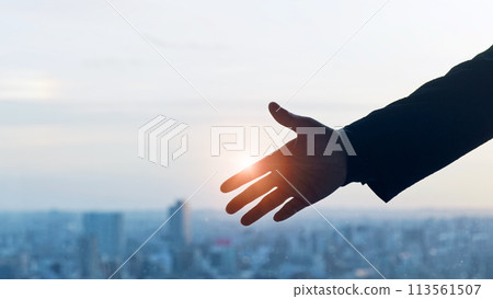 一個有城市背景的男人的剪影 113561507