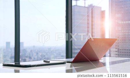 有膝上型計算機的空的辦公室 113561516