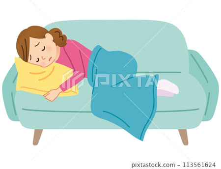 一位女士躺在沙發上，看起來疲憊不堪，身體不適 113561624