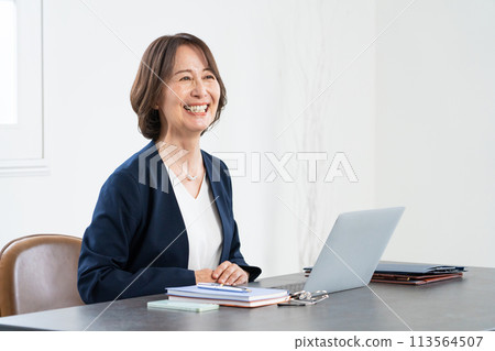 Image of a working middle-aged woman Image of a working middle-aged woman 113564507
