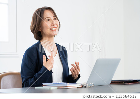 一個工作的中年婦女的形象 113564512