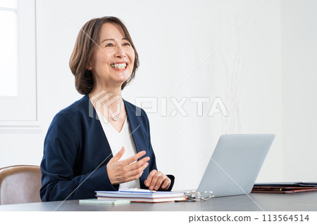 一個工作的中年婦女的形象 113564514