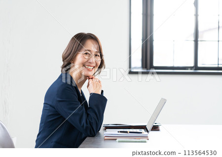 一個工作的中年婦女的形象 一個工作的中年婦女的形象 113564530