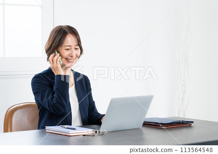 Image of a working middle-aged woman 113564548