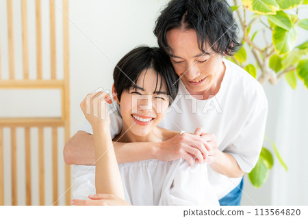 年輕情侶的美麗形象 113564820