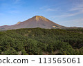 大山在春天蔚藍的天空下平靜地升起 113565061