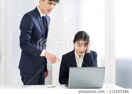 女商人因工作上的問題而受到指責 113565366