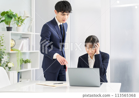 女商人因工作上的問題而受到指責 113565368