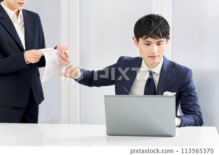商人恐嚇地拒絕工作 商人恐嚇地拒絕工作 113565370
