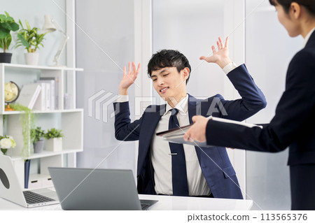 A businessman who gives up due to the workload 113565376