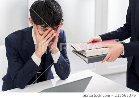 商人因工作量而不堪負荷 113565379