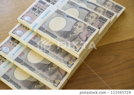 桌子上的一沓鈔票 桌子上的一沓鈔票 113565729