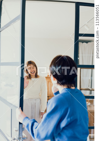 兩個年輕女子揮手 113566051