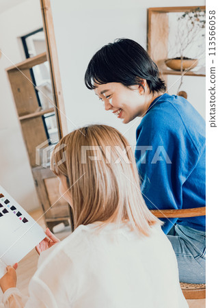 在美容院接受諮詢的年輕女子 在美容院接受諮詢的年輕女子 113566058