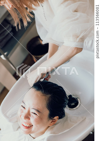 年輕女子在美容院洗頭 113566081