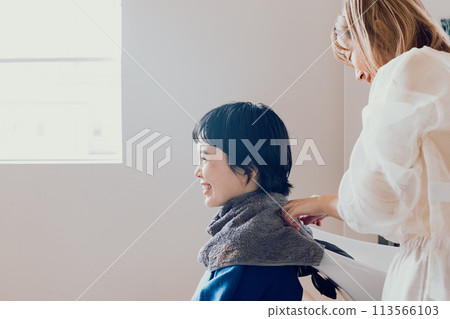 Young woman receiving counseling at a beauty salon 113566103