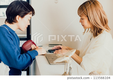 年輕女子和職員付帳 113566104