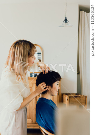 Young woman having her hair done at a beauty salon 113566124