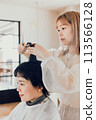 Young woman getting a cut at a beauty salon 113566128