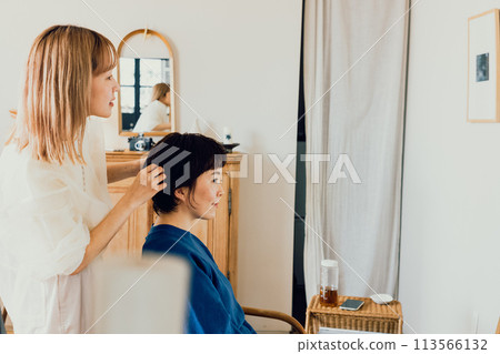年輕女子在美髮沙龍做頭髮 年輕女子在美髮沙龍做頭髮 113566132
