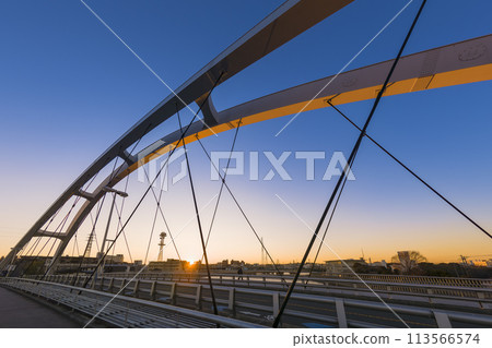 A bridge illuminated by the setting sun: Tsurumi River Bridge, Yokohama, Japan 113566574