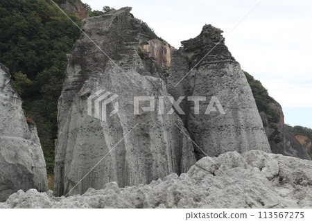 海岸上奇形怪狀的岩石和浪花 海岸上奇形怪狀的岩石和浪花 113567275