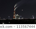 一道巨大的彩虹從工廠的煙囪冒出來 113567444