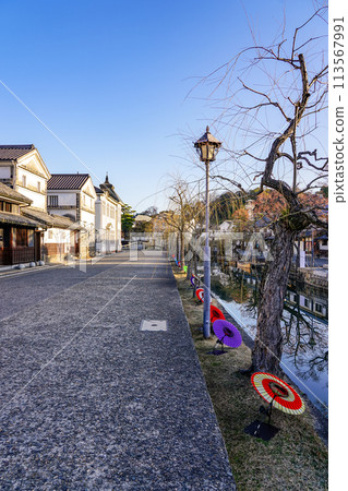 Spring event: Japanese umbrellas line the streets of Kurashiki Bikan Historical Quarter (Kurashiki City, Okayama Prefecture) 113567991