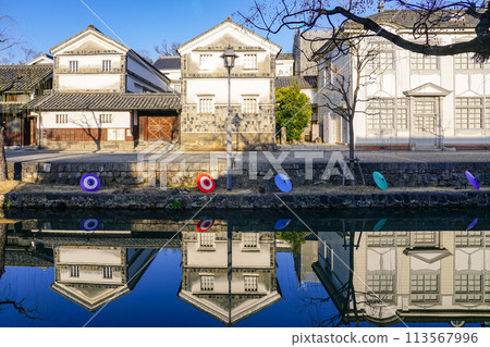 Spring event: Japanese umbrellas line the streets of Kurashiki Bikan Historical Quarter (Kurashiki City, Okayama Prefecture) 113567996