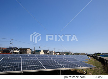 房子內的太陽能板 房子內的太陽能板 113568510