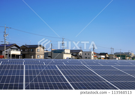 房子內的太陽能板 房子內的太陽能板 113568513