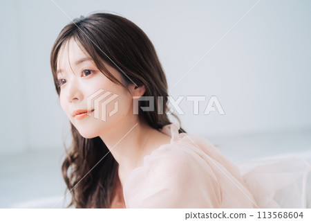 Beauty and fashion image of young women Beauty and fashion image of young women 113568604