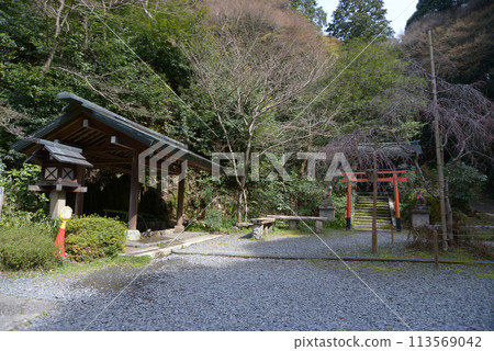 Hyuga Taisha Shrine, Chozuya (purification fountain) and Kanda Inari Shrine, Hinooka, Yamashina Ward, Kyoto City 113569042