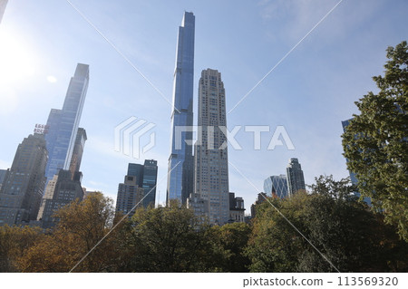 [紐約] 秋天從中央公園看到的摩天大樓 113569320