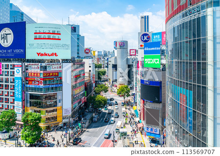 [東京] 澀谷的街道兩旁林立著許多建築物 113569707