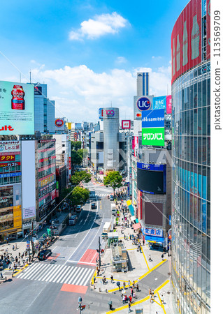 [東京] 澀谷的街道兩旁林立著許多建築物 113569709