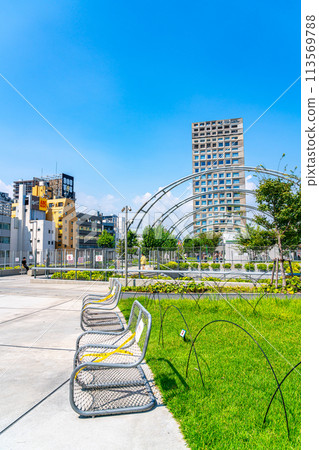 [Tokyo] Miyashita Park in Shibuya, surrounded by abundant nature 113569788