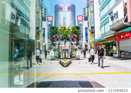 [Tokyo] Shibuya 109 reflected in the glass 113569835