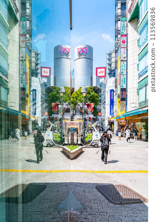 [Tokyo] Shibuya 109 reflected in the glass 113569836