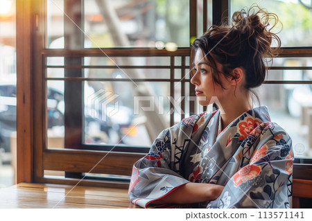 坐在邊緣的yukata的一名婦女 113571141