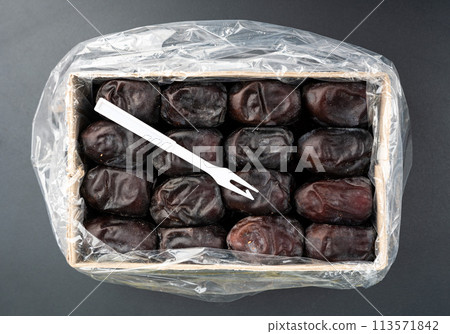 Box of Mozafati date fruit, Phoenix dactylifera, Belgium Box of Mozafati date fruit, Phoenix dactylifera, Belgium 113571842