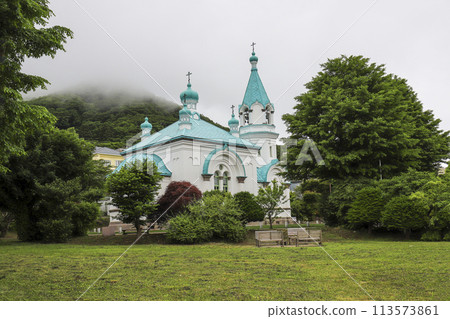 雲霧繚繞的函館山腳下的函館東正教會 113573861