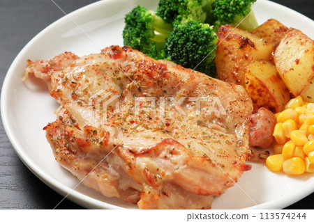 Chicken steak 113574244