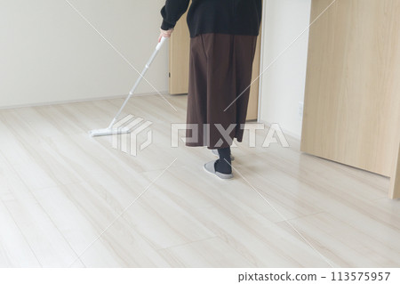 擦地板的家庭主婦 擦地板的家庭主婦 113575957