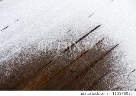 Snow on the terrace 113576053